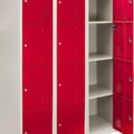 Tres taquillas metálicas de 4 puertas cada una de color rojo